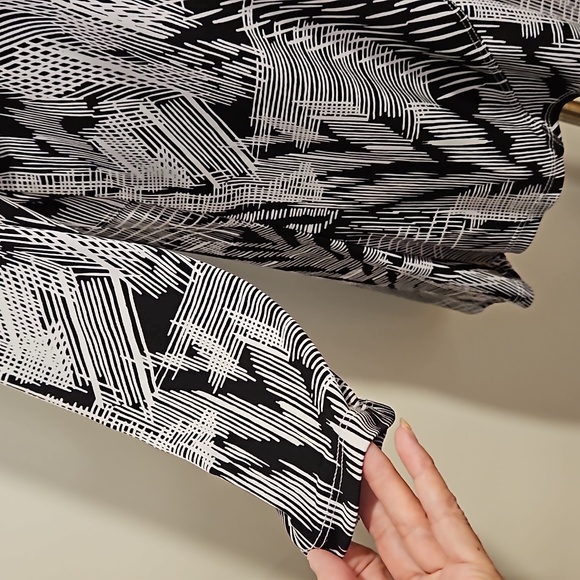 VENINI Black and white abstract static print 3/4 length sleeves XL tunic EUC - Picture 6 of 8